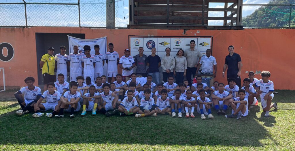 Projeto Daniel Bola Cheia entrega uniformes a 60 alunos em Antônio Dias soaquinoticias